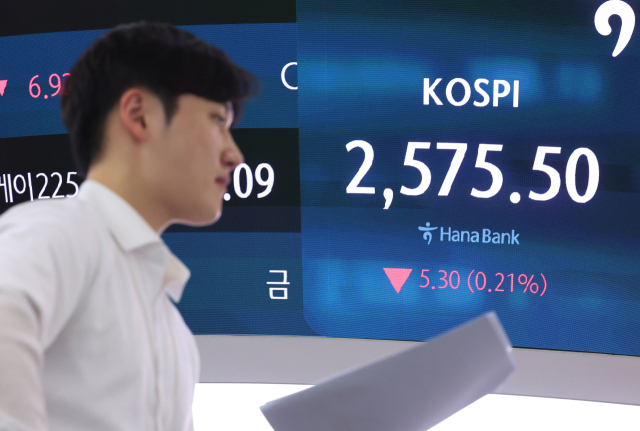 5일 오후 서울 중구 하나은행 본점 딜링룸 현황판에 코스피, 코스닥 지수, 원·달러 환율이 표시돼 있다. 이날 코스피는 전장보다 5.30p 내린 2,575.50으로 마감했다. 연합뉴스