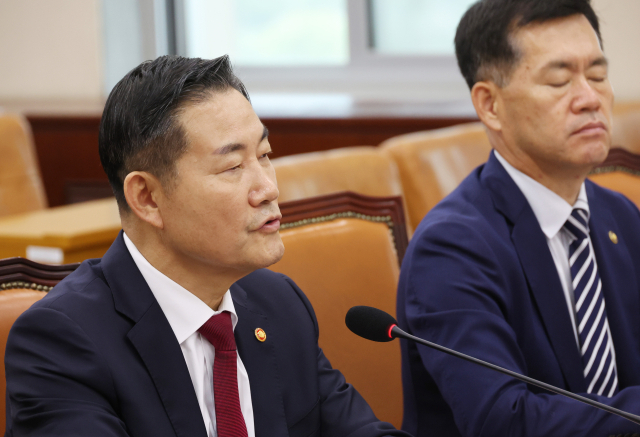 5일 국회에서 열린 국방위원회 전체회의에서 신원식 국방장관이 질의에 답하고 있다. 연합뉴스
