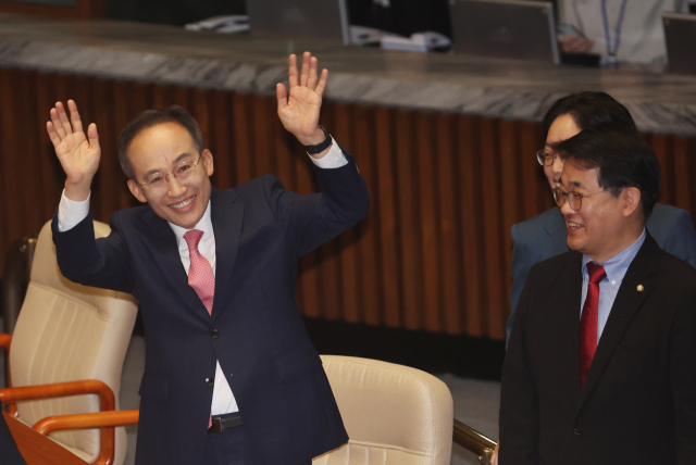 국민의힘 추경호 원내대표가 5일 국회 본회의에서 교섭단체 대표연설을 앞두고 방청석을 향해 인사하고 있다. 연합뉴스