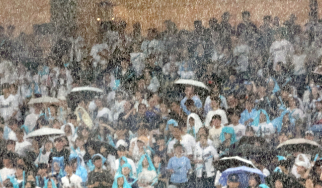 지난달 29일 경남 창원NC파크에서 열린 2024 KBO 리그 두산 베어스 대 NC 다이노스 경기. 5회 말 비가 내리고 있다. 연합뉴스