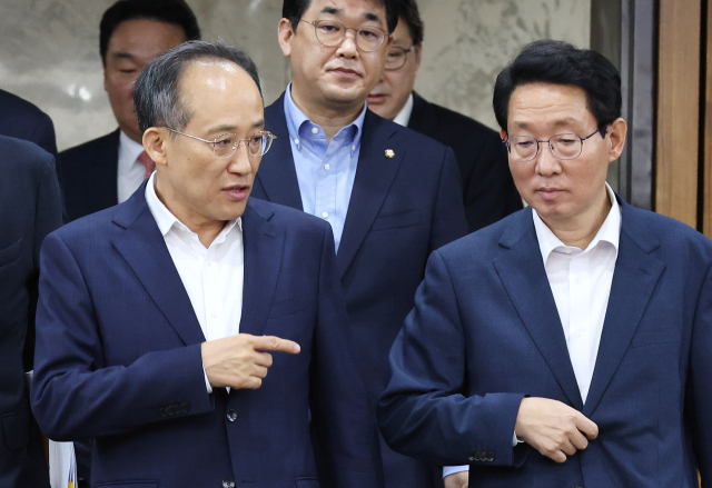 국민의힘 추경호 원내대표(왼쪽)가 6일 오전 국회에서 열린 원내대책회의에 입장하며 김상훈 정책위의장과 대화하고 있다. 연합뉴스