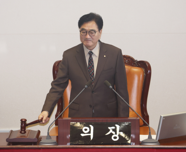 우원식 국회의장이 5일 국회 본회의에서 의사봉을 두드리고 있다. 연합뉴스