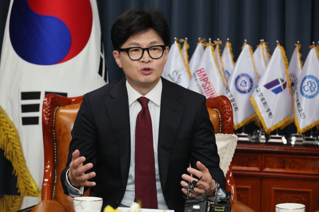 국민의힘 한동훈 대표가 6일 서울 종로구 한국교회총연합을 방문, 장종현 한국교회총연합 대표회장과 환담하고 있다. 연합뉴스