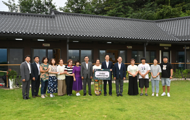 임종식 경북교육감(오른쪽 여섯 번 째)과 임종득 국회의원(오른쪽 다섯 번 째), 박성만 경북도의회 의장(왼쪽 여덟 번 째) 등 관계자들이 지난 6일 추석을 맞아 경북지역 내 사회복지시설을 방문해 직원들을 격려하고 기념 촬영하고 있다. 경북교육청 제공