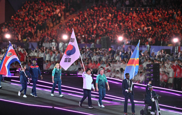 9일(한국시간) 프랑스 생드니 스타드 드 프랑스에서 열린 2024 파리 패럴림픽 폐회식에서 기수 최용범이 입장하고 있다. 연합뉴스