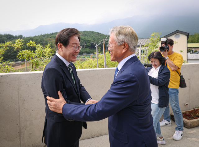 문재인 전 대통령이 8일 오후 경남 양산 평산마을 사저를 예방한 더불어민주당 이재명 대표(왼쪽)와 악수하고 있다. 연합뉴스