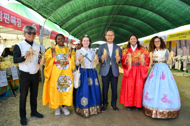 지난해 인삼축제장을 방문한 외국인들이 박남서 영주시장과 이창구 축제위원장과 함께 풍기인삼을 손에 들고 자랑하고 있다. 영주시 제공