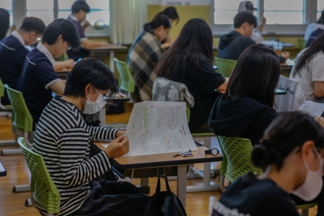 2025학년도 대학수학능력시험 9월 모의평가가 실시된 지난해 9월 4일 오전 대구 수성구 동문고등학교 3학년 교실에서 수험생들이 시험 준비를 하고 있다. 김영진 기자 kyjmaeil@imaeil.com