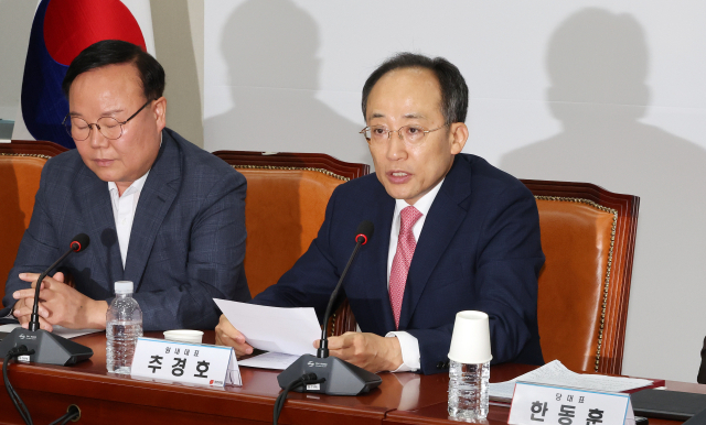 국민의힘 추경호 원내대표(오른쪽)가 9일 오전 국회에서 열린 최고위원회의에서 발언하고 있다. 연합뉴스