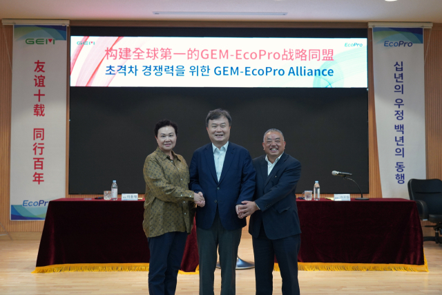 이동채 전 에코프로 회장(가운데)이 허개화 GEM 회장(오른쪽), 왕민 GEM 부회장(왼쪽)과 에코프로 본사에서 초격차 경쟁력을 위한 협력 방안을 논의한 뒤 기념촬영을 하고 있다. 에코프로 제공.