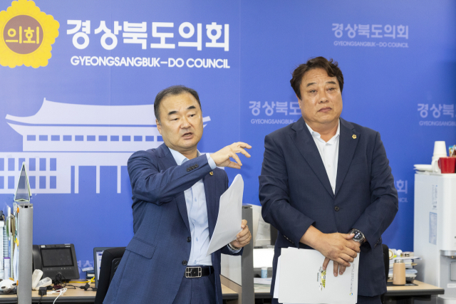 9일 경북도의회 기자실에서 박규탁 수석대변인(왼쪽)과 노성환 의원이 참석한 가운데 