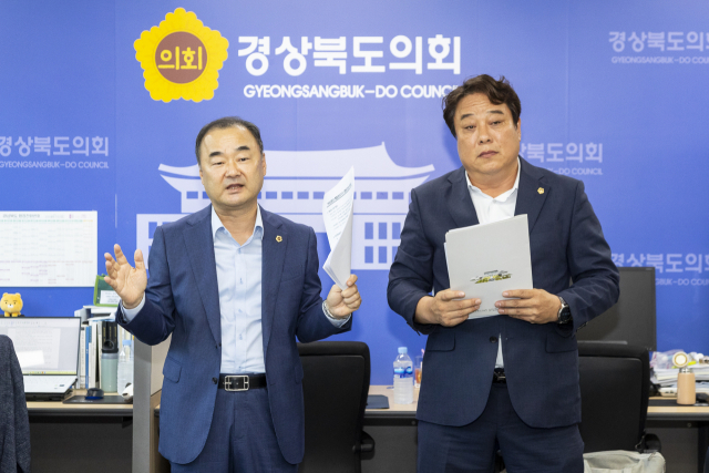 9일 경북도의회 기자실에서 박규탁 수석대변인(왼쪽)과 노성환 의원이 참석한 가운데