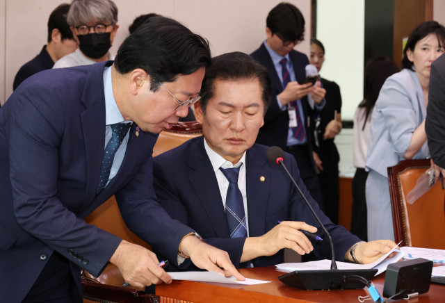 지난달 23일 오전 서울 여의도 국회에서 열린 법제사법위원회 전체회의에서 더불어민주당 소속 정청래 위원장(오른쪽)과 김승원 간사가 대화하고 있다. 연합뉴스