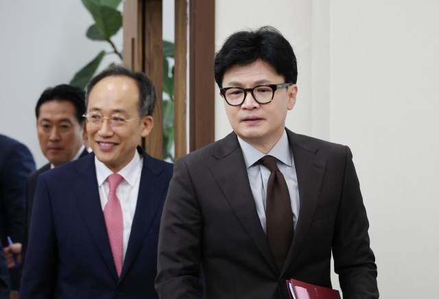 국민의힘 한동훈 대표(오른쪽)와 추경호 원내대표가 9일 오전 국회에서 열린 최고위원회의에 입장하고 있다. 연합뉴스