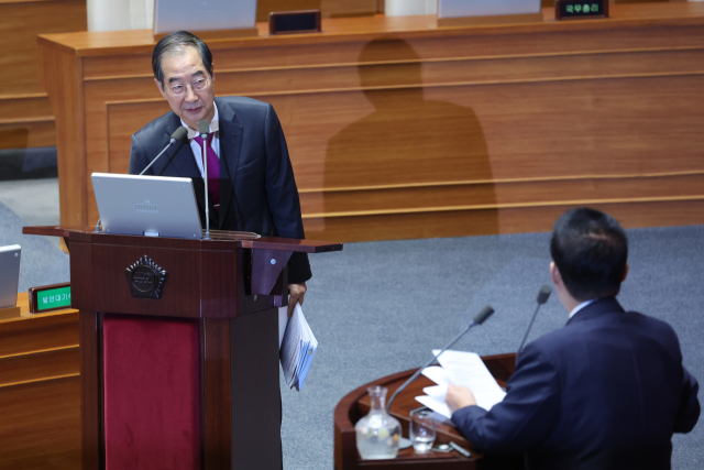 한덕수 국무총리가 9일 오후 국회 본회의장에서 열린 본회의 정치 분야 대정부질문에서 더불어민주당 박지원 의원의 질문에 답하고 있다. 연합뉴스