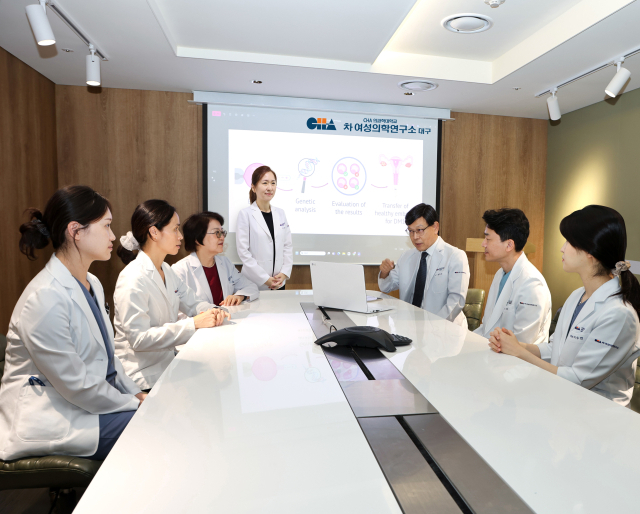 대구차병원 (왼쪽 세번째부터 시계방향으로) 궁미경 원장과 임수연, 강인수, 이광, 이수연, 강희주, 한애라 교수가 착상 전 유전검사(PGT)로 임신성공률을 높이기 위한 방안을 논의하고 있다. 대구차병원 제공.