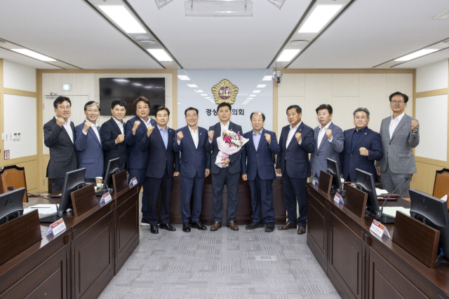 경상북도의회 제10기 정책연구위원회가 지난 6일 임시총회를 열었다. 이날 김대일 의원이 위원장에, 정한석 의원이 부위원장에 선출됐다. 경북도의회 제공