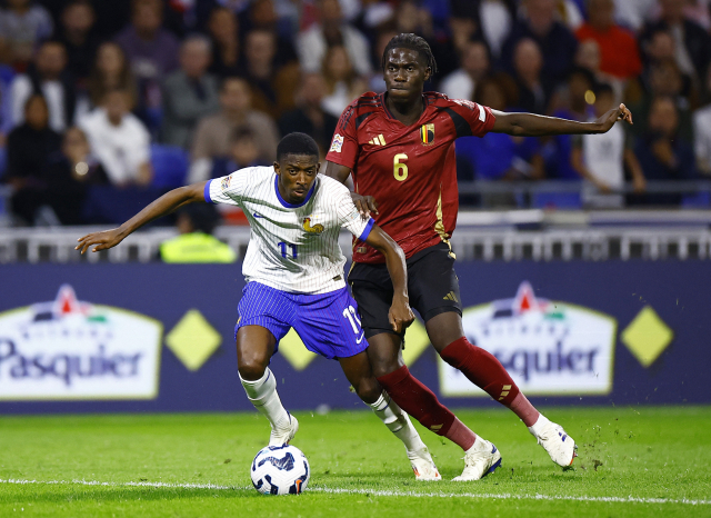 프랑스의 우스만 뎀벨레(11번)가 10일 프랑스 리옹의 그루파마 스타디움에서 열린 UEFA 네이션스리그 조별리그 2조 2차전에 출전해 벨기에의 아마두 오나나와 공을 다투고 있다. 연합뉴스