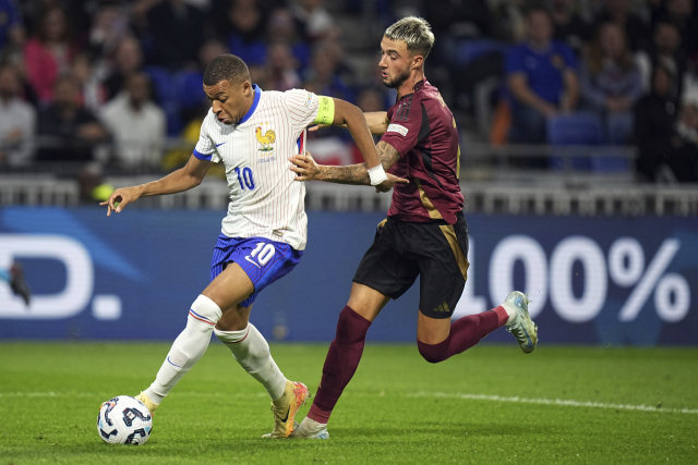 프랑스의 킬리안 음바페(10번)가 10일 프랑스 리옹의 그루파마 스타디움에서 열린 UEFA 네이션스리그 조별리그 2조 2차전에 출전해 벨기에의 제노 데바스트에 앞서 공을 잡고 있다. 연합뉴스