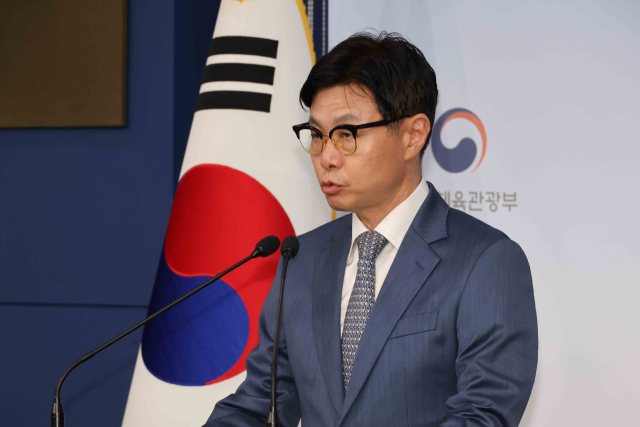 이정우 문화체육관광부 체육국장이 10일 서울 종로구 정부서울청사 별관에서 대한배드민턴협회 조사 관련 중간발표를 하고 있다. 연합뉴스