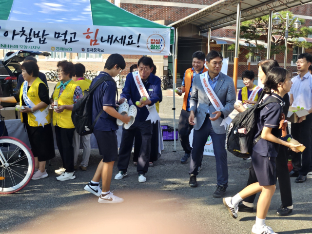 포항 흥해농협은 10일 흥해중학교에서 등교하는 학생들에게 우리 쌀로 만든 간식을 챙기며 