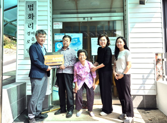 권영철(맨 왼쪽) 영천시 화북면장과 법화리 마을주민 등이 
