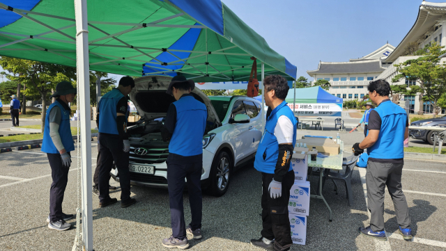 경상북도자동차전문정비사업조합에서 차량 무상 점검을 하고 있다. 경북도 제공