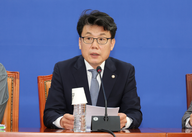 진성준 더불어민주당 정책위의장이 10일 국회에서 열린 기자간담회에서 발언하고 있다. 연합뉴스