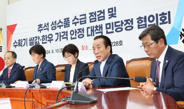 이승호 한국농축산연합회장(왼쪽 네번째)이 10일 오전 서울 여의도 국회에서 열린 