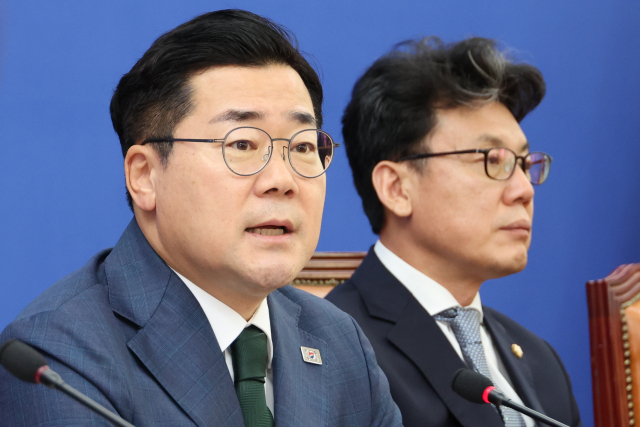 더불어민주당 박찬대 원내대표가 10일 오전 서울 여의도 국회에서 열린 원내대책회의에서 발언하고 있다. 연합뉴스