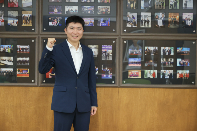 유승민 전 대한탁구협회 회장이 지난 10일 서울 서초구 RSM스포츠에서 연합뉴스와 인터뷰에 앞서 포즈를 취하고 있다. 연합뉴스