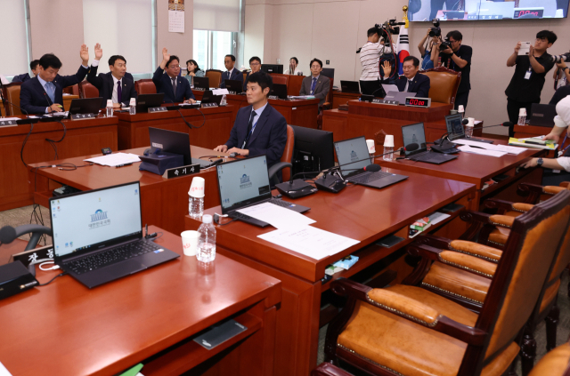 11일 오후 국회 법제사법위원회에서 윤석열 대통령 부인 김건희 여사의 각종 의혹을 수사하기 위한 특검법(김건희 특검법)이 야당 단독으로 통과되고 있다. 국민의힘 의원들은 법안 처리에 반발하며 표결 직전 퇴장했다. 연합뉴스
