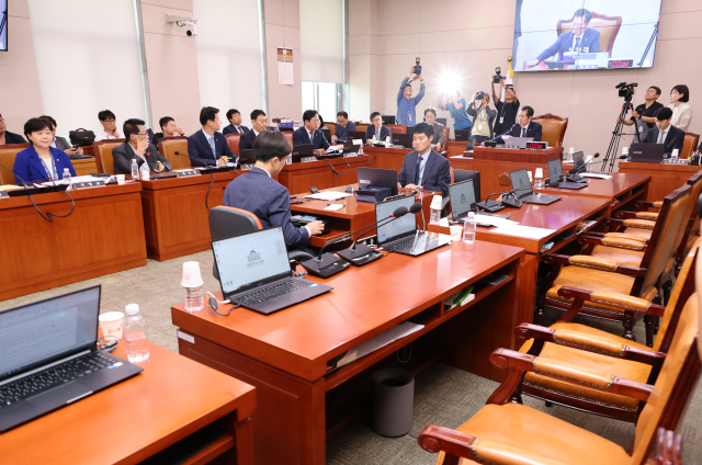 11일 오후 국회 법제사법위원회에서 김건희·채상병특검법이 야당 단독으로 통과되고 있다. 국민의힘 의원들은 법안 처리에 반발하며 표결 직전 퇴장했다. 연합뉴스