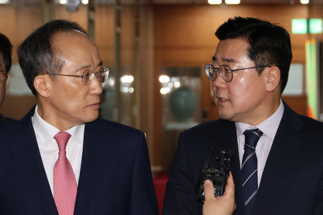 국민의힘 추경호 원내대표와 더불어민주당 박찬대 원내대표(오른쪽)가 9일 오전 서울 여의도 국회에서 우원식 국회의장과 여야의정 협의체 구성 등을 논의한 뒤 브리핑하고 있다. 연합뉴스
