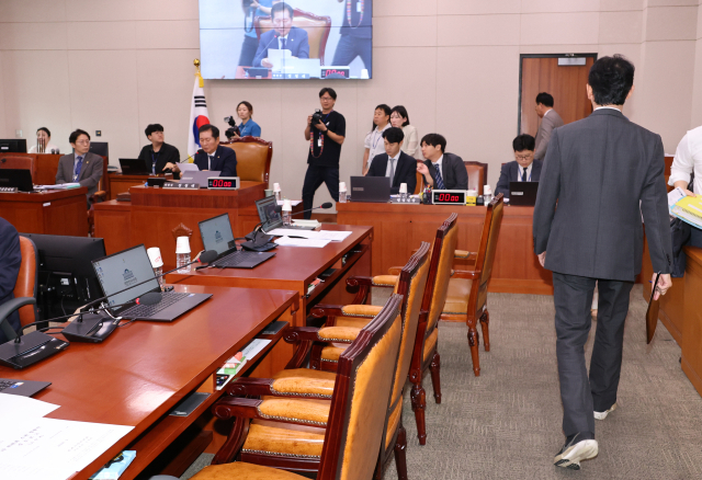 11일 오후 국회 법제사법위원회에서 정청래 위원장이 김건희·채상병특검법에 대해 표결하려 하자 주진우 의원 등 여당 의원들이 퇴장하고 있다. 연합뉴스