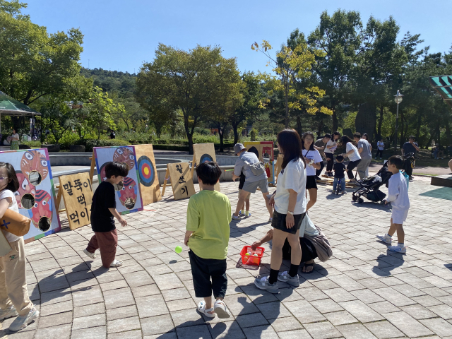 지난해 추석 연휴 기간 경주엑스포대공원을 방문한 어린이 관람객들이 전통놀이 체험을 하고 있다. 경북문화관광공사 제공