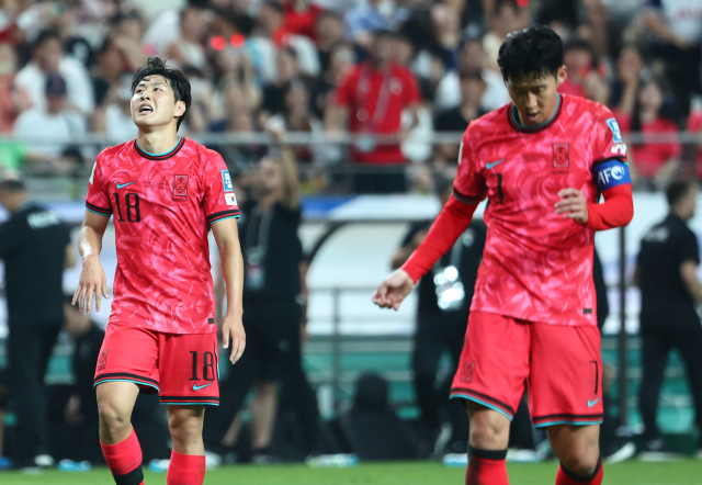 5일 오후 서울월드컵경기장에서 열린 2026 FIFA 북중미 월드컵 3차 예선 대한민국 대 팔레스타인의 경기. 이강인과 손흥민이 이강인의 슈팅이 막히자 아쉬워하고 있다. 연합뉴스