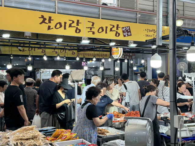 16일 세종시 조치원읍 조치원전통시장에 추석을 앞둔 시민들의 발걸음이 이어지고 있다. 연합뉴스