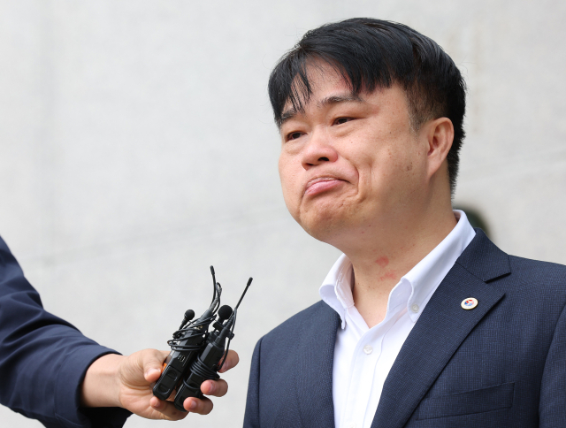 임현택 의협 회장이 지난달 21일 서울 성북경찰서에서 의료계 집단행동에 동참하지 않는 의사 명단을 작성·게재한 혐의로 구속된 사직 전공의를 면담한 뒤 굳은 표정을 짓고 있다. 연합뉴스