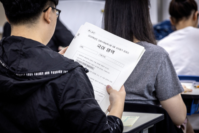 2025학년도 대학수학능력시험 지난 9월 모의평가 시행일인 4일 오전 서울 양천구 신목고등학교 학생이 문제지를 받고 있다. 연합뉴스