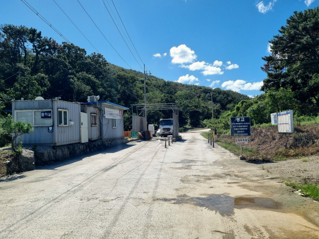 포항시 남구 호미곶면 A사 석산 입구 전경. 배형욱 기자
