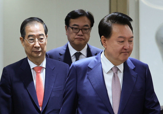 지난해 9월 윤석열 전 대통령이 서울 용산 대통령실 청사에서 열린 국무회의에 한덕수 국무총리, 정진석 비서실장과 함께 입장하고 있다. 연합뉴스