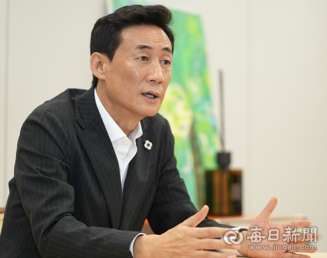 박병준 홈센타홀딩스 회장이 24일 대구 수성구의 한 사무실에서 매일신문과 인터뷰를 하고 있다. 안성완 기자 asw0727@imaeil.com