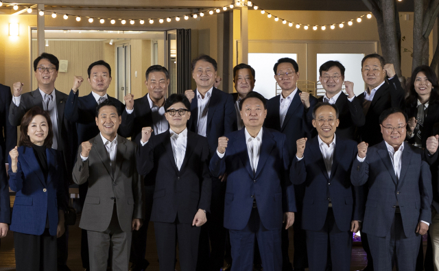 윤석열 대통령이 지난달 24일 서울 용산 대통령실 앞 분수정원에서 열린 국민의힘 지도부 초청 만찬 뒤 한동훈 대표, 추경호 원내대표 등 국민의힘 지도부, 대통령실 참모진과 함께 기념 촬영을 하고 있다. 연합뉴스