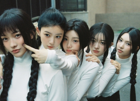 아일릿, 두 번째 음반 발매 앞두고 파리 패션위크서 스페셜 파티