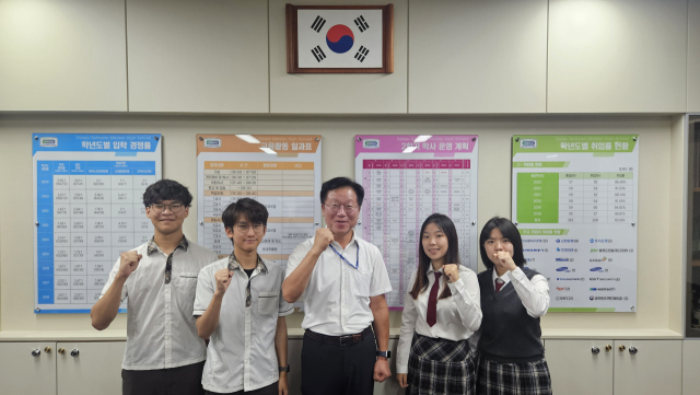 대구소프트웨어마이스터고 3학년 학생 4명이 미국 실리콘밸리 글로벌 현장 실습 인턴십을 통해 현지 기업에 취업했다. 왼쪽부터 도현욱, 이석호 학생, 박유현 교장, 김예림, 조수현 학생. 대구소마고 제공