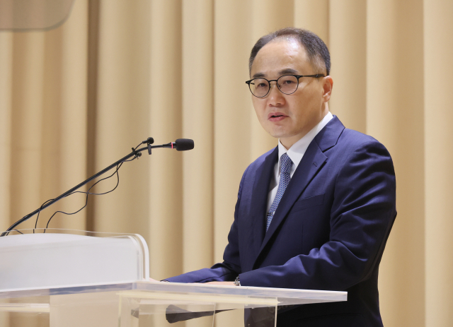 윤석열 대통령 배우자 김건희 여사에게 명품 가방 등을 선물한 최재영 목사가 24일 검찰 수사심의위원회가 열리는 서울 서초구 대검찰청 앞에서 관련 기자회견을 열고 발언하고 있다. 연합뉴스