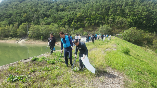 한국농어촌공사 청송영양지사가 25일 청송군 등과 함께 청송군 진보면 진안저수지에서 환경정화 활동을 펼쳤다. 한국농어촌공사 제공