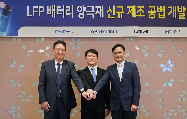 현대차·기아는 현대제철, 에코프로비엠과 함께 LFP(리튬인산철) 배터리 양극재 기술 개발 과제에 착수한다고 26일 밝혔다. 사진은 현대차·기아 전동화구동재료개발실 정순준 상무(오른쪽), 현대제철 선행개발실 임희중 상무(왼쪽), 에코프로비엠 연구기획담당 서준원 전무가 기념 촬영하는 모습. 연합뉴스
