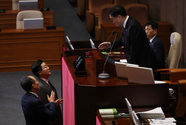 국민의힘 추경호 원내대표가 26일 국회에서 열린 본회의에서 한석훈 국가인권위원회 위원 선출안이 부결된 것에 대해 우원식 국회의장에게 항의하고 있다. 연합뉴스